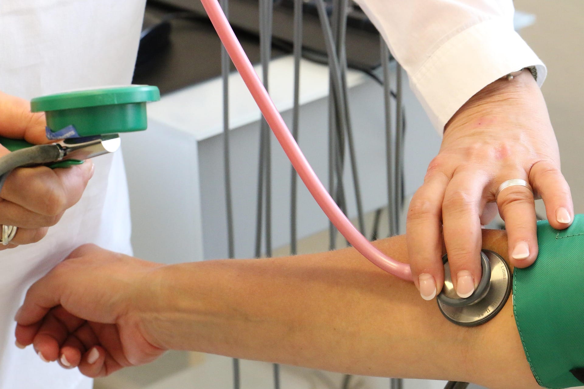Geriatric Home Care in Mangaf 3 tomwieden doctor 4303020 1920 - عيادة نيو ريان المنقف الكويت